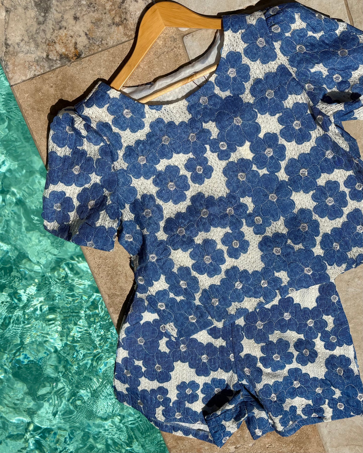 Top brodé à motif fleuri OLIVIA - bleu